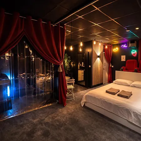 Cinema Et Jacuzzi Privatif, Apartment *